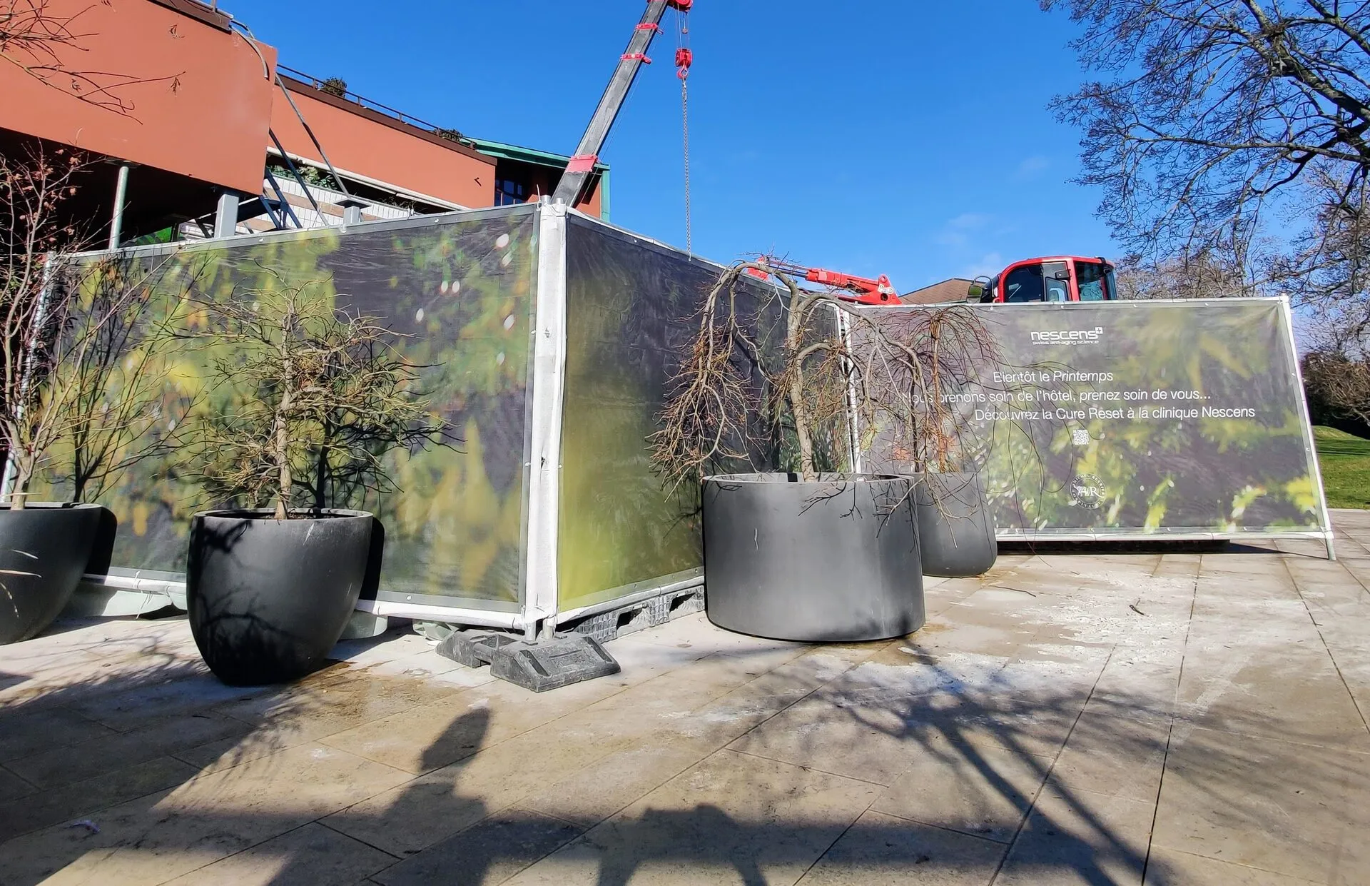 Affichage grand format – Installations de bâches mesh en Impression numérique pour cacher des travaux