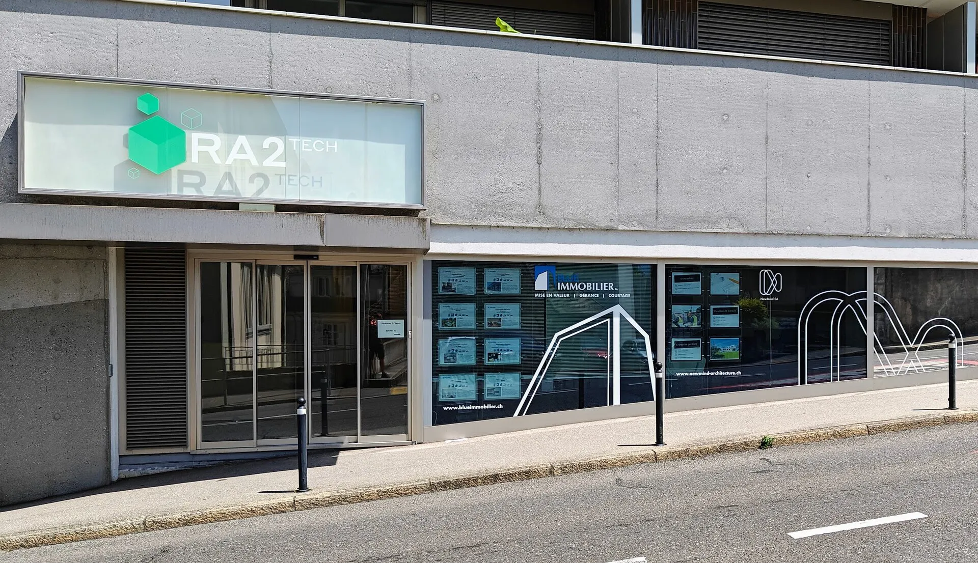 Signalétique commerciale – Enseigne et publicité sur façade en pente