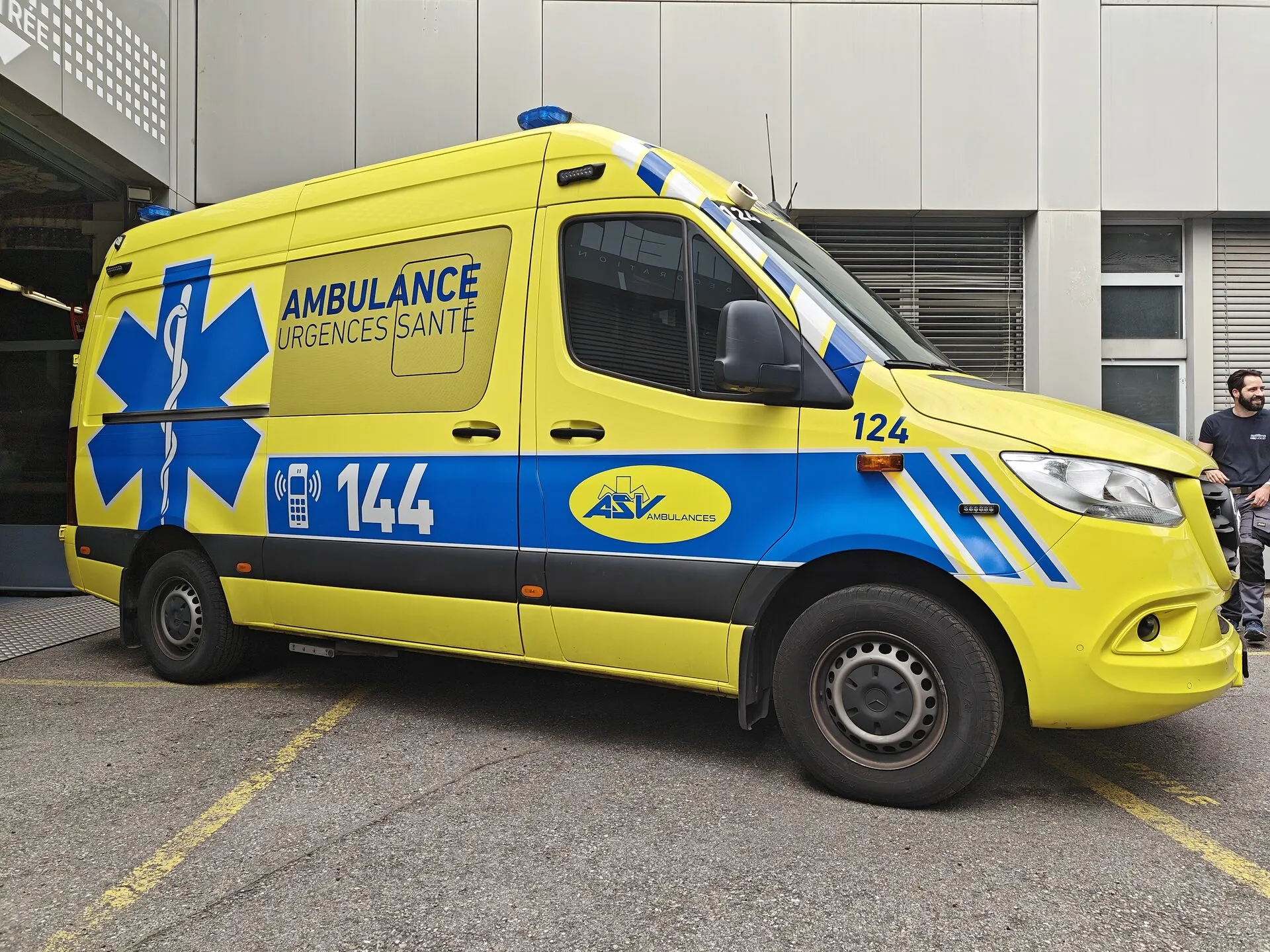 Marquage véhicule – Pose d'un kit stickers publicitaires sur une ambulance